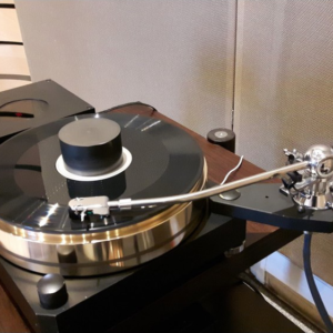 Graphite Turntable Clamp on top of turntable